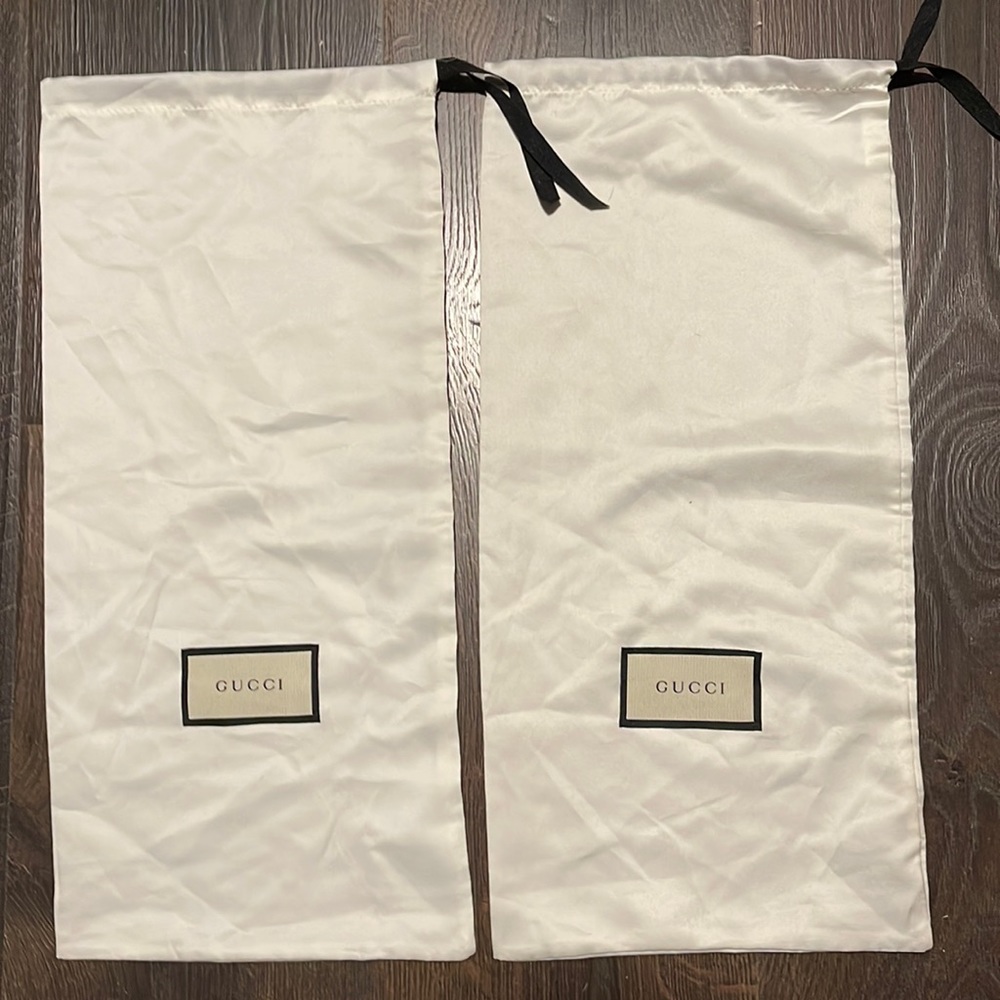 Gucci duster bags in excellent condition no stains no tears. Size 18x9